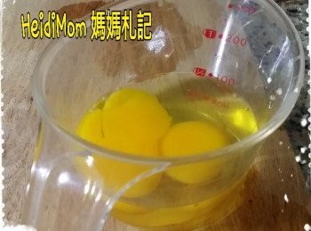 step1: 首先把蛋打進量杯¹ 量份量，是次用2隻大蛋，共100ml 蛋液。
(通常一隻大蛋有50ml, 小蛋則30ml) 
量好份量後倒進大碗備用。