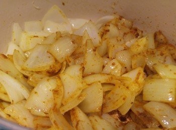 step2: 之後再將洋蔥和咖哩粉一同炒。