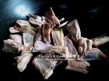 step7: 燒紅鑊 , 爆香餘下一半份量的薑絲 , 加入羊腩 , 贊少許酒炒數分鐘