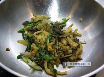 step6: 放入酸菜炒勻，上碟備用。