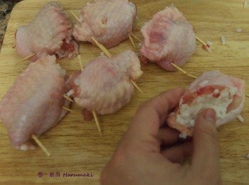 step1: 先用剪刀頭尾沿骨及肉間分開，用手指將雞肉向下反再將肉沿骨堆下，用力把骨抽出來就可以.; 鷄翼拆骨後放進冷飯, 用牙籤穿好開口(如圖)