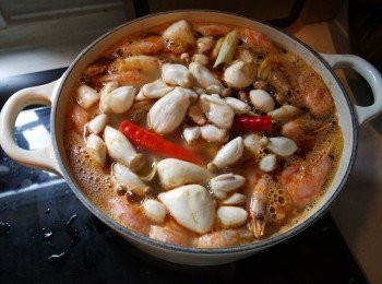 step5: 再加入菇, 小圓茄子, 蝦仁, 檸檬葉 煲5分鐘