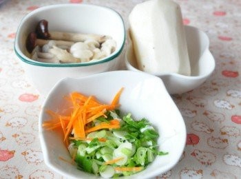 step4: 另備料：將菇類洗淨用滾雞湯水燒為川燙，蔥花及紅蘿蔔絲備用