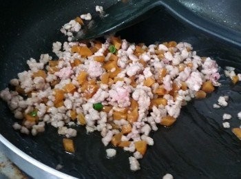 step2: 燒熱鑊下油， 下豬肉炒至日成熟， 下菜脯粒略炒，