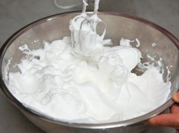 step1: 【製作、烘烤天使蛋糕麵糊】 將蛋白 260g 倒入缽盆，用手提式電動攪拌器的中速打發。待出現白色的蛋白霜， 加入30g的細砂糖，以高速攪拌。將剩下的細砂糖分2次(每次30g)加入，確實打發至可拉起尖角