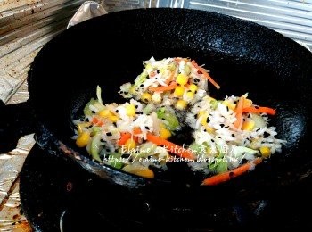 step10: 焗米餅期間將鑊加少許油燒熱 , 逐一將餘下的材料放入鑊中