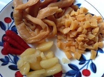 step2: 菜圃切小粒。(大量製造的話，可使用攪拌器將菜圃打碎。)