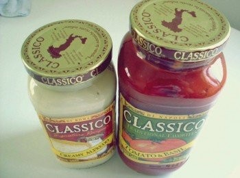 step6: 新鮮<span class="group_2">食材</span> 粒粒口感 │ 道地義大利風味Classico義大利麵醬的製作靈感，源自義大利多個地點，採用藤蔓上自然熟成的番茄輔以當地特色<span class="group_2">食材</span>, 並合精選辛香料，造就了獨一無二的Classico義大利麵醬，讓你在家輕鬆調製出道地的義大利風味。