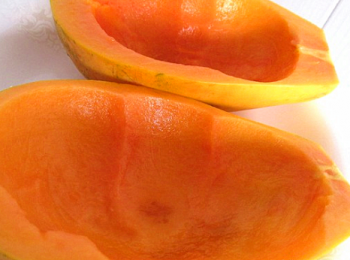 step2: 木瓜洗淨，切2/1或3/1都行，籽是不要的，挖掉