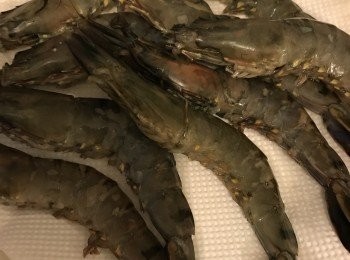 step1: 先把急凍大蝦解凍, 用布或紙巾把蝦身抹乾