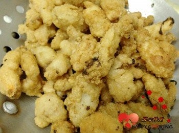 step4: 再次將油燒至高溫,放入3炸至金黃(約30秒)