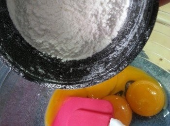 step3: 將篩過的底筋粉加入蛋黃中,再加入已溶解成液體凍了的牛油拌勻