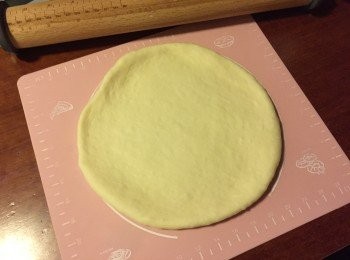 step6: 完成麵團後分割300g的麵團, 用木棍碌成8吋長的圓形