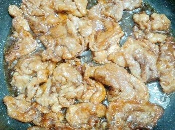 step3: 鍋內多餘油份擦乾,將<span class="group_2">調味料</span>倒入一起拌炒到湯汁收乾就可盛在白飯上,再撒上少許蔥花和芝麻就完成.