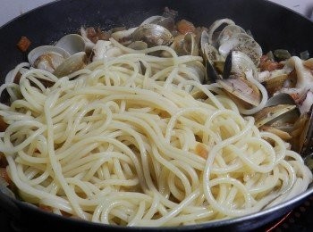 step9: 將海鮮料先挪至一邊，夾入麵條拌一下醬汁後就可以排盤囉～