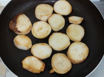 step2: 煎鍋上加椰子油燒熱，小火煎杏鮑菇至軟身。