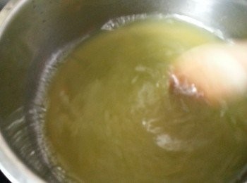 step3: 用慢火將蒟蒻粉煮溶,煮溶當中不停攪拌