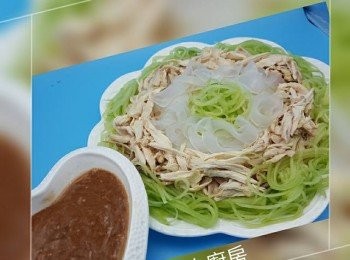 step11: 如果用1隻雞,將雞洗淨後用滾水加二條蔥,四片薑一齊煮10分鐘,熄火焗一個鐘,再浸凍滾水,搣絲即可