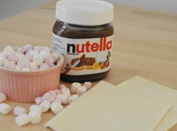 step2: 先將急凍酥皮從冰箱拿出，待在室溫約10至15分鐘或至軟身。然後將酥皮切成約10×10厘米的正方形，也可做迷你的