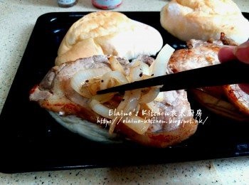 step14: 法包焗脆後取出 , 逐一放上豬扒及黑椒洋蔥(如果大家好似袁生唔太食洋蔥 , 可以省略架)