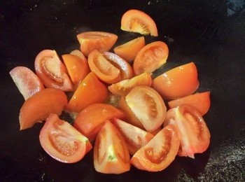 step1: 燒熱鑊加入少許油，將番茄炒軟，邊煮邊用力壓番茄，使番茄煮成醬汁。