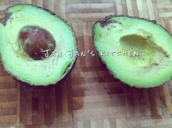 step1: 牛油果用刀貼著核切開兩半。