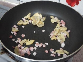step2: 易潔鑊下煙肉粒慢火炒至出油，下蘑菇片炒一會