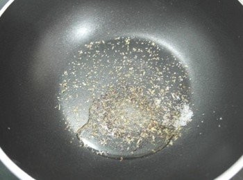 step6: 取一小鍋倒入橄欖油.砂糖.黑胡椒及香料開小火~~ 炒到香氣出來唷~~~