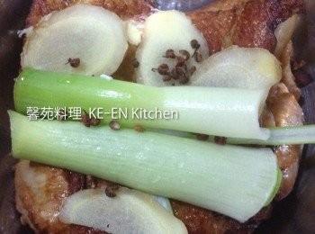 step3: 葱、薑、花椒粒放在雞肉上面、用大火蒸30分（用大同電鍋更方便）
