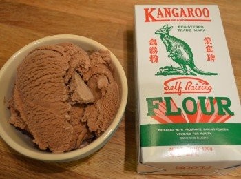 step1: 將雪糕放置室溫溶化，或放入微波爐加熱30秒至溶化。