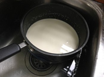 step3: 加入事先用冷水浸軟的魚膠片，攪拌至完全溶化。