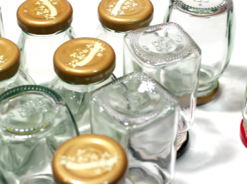 step3: 生活中, 不多不少會接觸到各式各樣的玻璃瓶。都不要丟棄, 清洗乾淨重複使用。
一般來說, 辣椒醬的使用量不多, 小瓶的份量剛好, 送給親朋好友量少口味多會更受歡迎。
製作辣椒醬前的兩天, 就需先把玻璃瓶洗淨及完全風乾即可。養成習慣, 玻璃瓶都風乾透了才收納, 要用就能馬上用。
(廚房太多事要做了, 沒時間蒸/煮; 從未試過因為沒消毒而敗壞。)