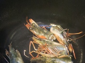 step4: － 煮紅一鍋子至冒煙，下油，油熱下蝦頭剪至兩面紅