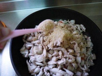 step2: 放入糖與豬肉一起拌炒至肉出油(一定要拌炒至出油唷)