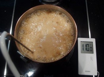 step8: 熬煮過程中,剛開始會出現比較多的大氣泡.....