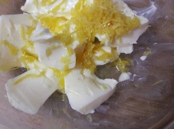 step2: 奶油放室溫至軟後 , 加入一個份的檸檬皮屑和1.5個份的檸檬汁拌勻 ( 我的檸檬沒有很多汁,所以用了1.5個 , 如果您的檸檬汁很多 , 用1個就可以了 )