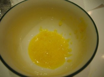 step4: 卡士達醬: 蛋黃，砂糖，玉米粉拌勻備用。