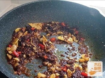 step1: 魚蛋清洗乾淨；牛柏葉、水魷、豬皮出水5分鐘，備用 ； 用少許油，落薑、八角、乾蔥、辣椒、蒜頭炒香；加入咖哩醬炒出香味