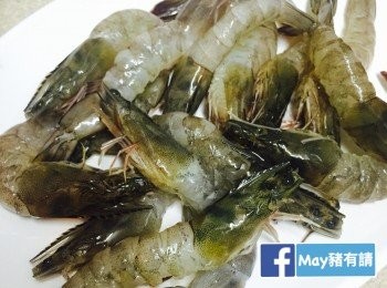 step1: 焗爐預熱200度。蝦去殼、留頭和尾、去腸，洗淨備用。煙肉切半備用。