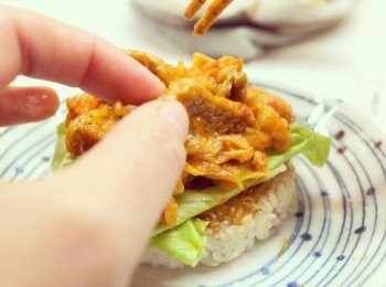 step4: 煎好飯後，上面放上生菜、泡菜豚肉。