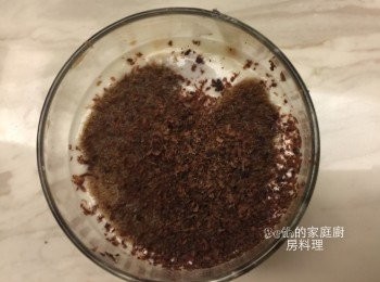 step5: 取一個杯子，將蛋糕片浸在咖啡酒裡並鋪在杯底，舀上適當起司糊，再鋪上一片浸過咖啡酒的蛋糕，用磨皮刀磨一些黑巧克力碎末在蛋糕上