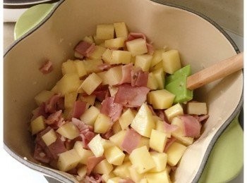 step4: 加入洋蔥，炒至半透明，再加入薯仔粒，炒勻。