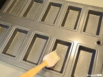 step7: 取適量奶油均勻塗抹烤盤