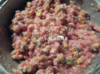 step3: 放入冰箱.冰一小時.肉餡較凝固.比較好包