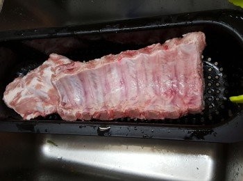 step3: 將豬肋骨洗淨，抹乾水份，撕去骨後的薄膜。