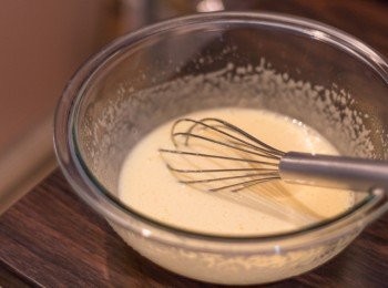 step7: 朱古力蛋糕漿部份 ：　雞蛋打至起泡後，分四五次加入砂糖打發至淡黃色及體積脹大成兩倍左右，加入鹽同雲呢拿精華打勻