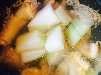 step3: 加入冬瓜，轉小火加蓋煮約10分鐘至透明。