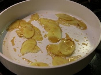 step4: 平底鍋加麻油，放入薑片煎至微焦黃。