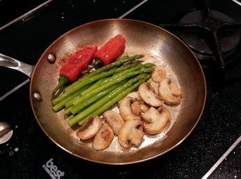 step6: 完成後將蘆筍放入鍋裡,撒一些海鹽及黑胡椒粉即可起鍋。美味的配菜一鍋到底完成。