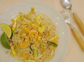 step7: *上桌前灑上<span class="group_4">D</span>花生米，檸檬汁。 
*留二片檸檬裝飾，食用時擠汁。